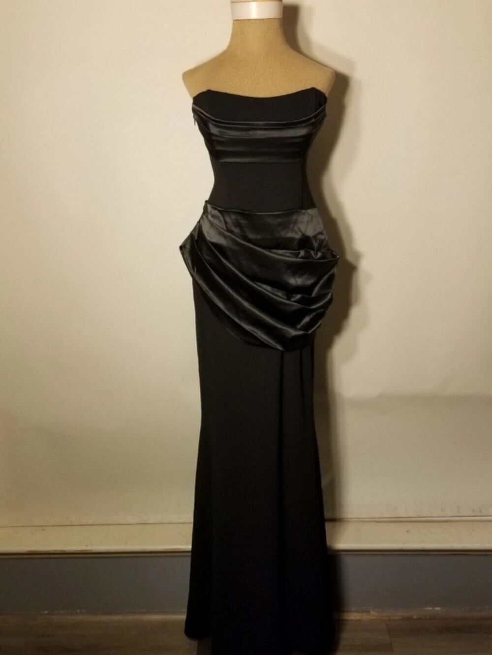 BNWT Windsor Brand Black Crepe Satin Lace-Up Formal Dress Size Medium